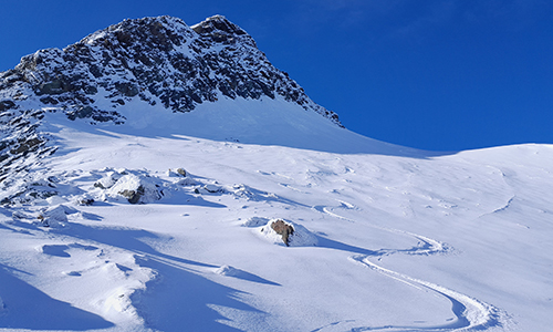 Skischwünge im Pulverschnee im Eisleitl vom Großglockner